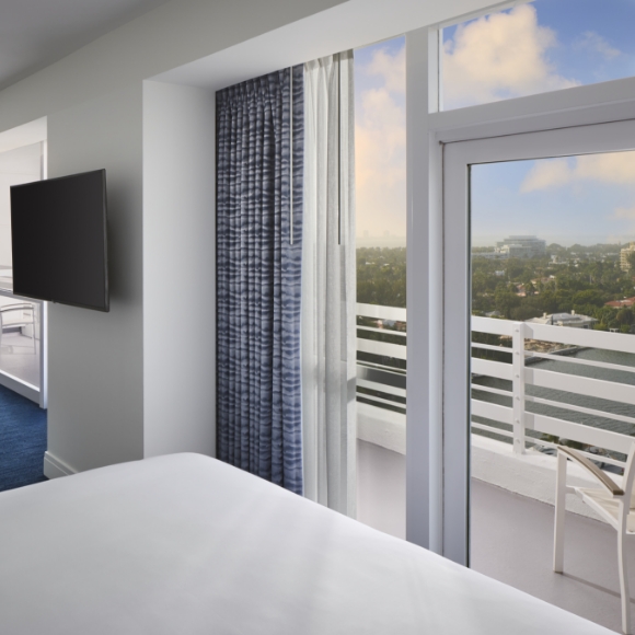 Deluxe Bay View Guestroom With Balcony | Fontainebleau Miami Beach