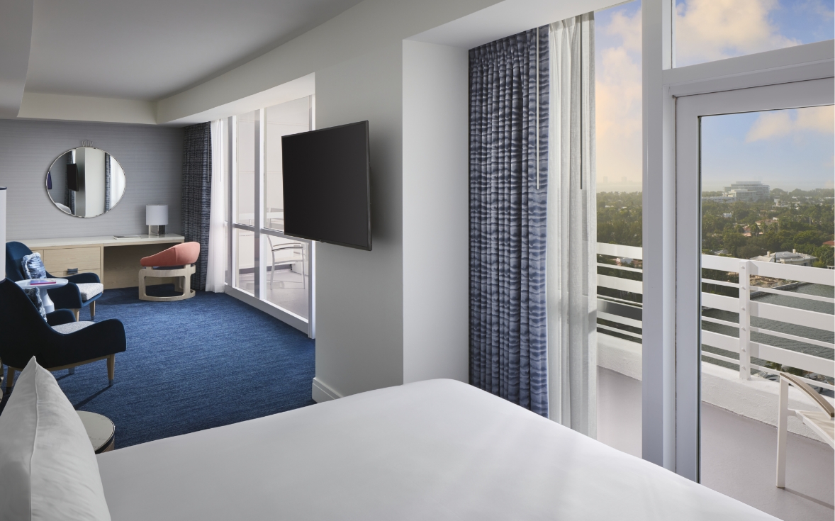 Deluxe Bay View Guestroom With Balcony | Fontainebleau Miami Beach